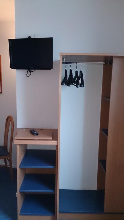 Hotel Du Parc - Pirates Chasseneuil-du-Poitou Room photo