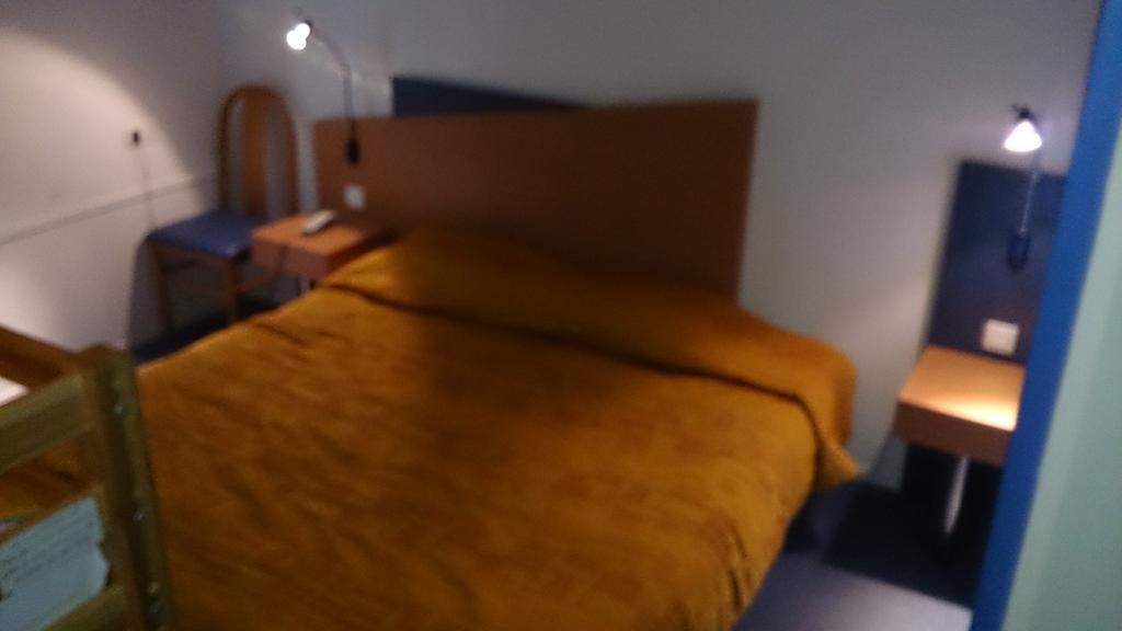 Hotel Du Parc - Pirates Chasseneuil-du-Poitou Room photo